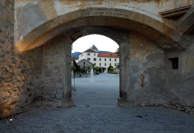 Restructuring  Piazza Neustift - approach