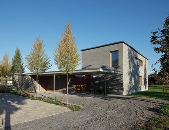 Residence D - general view with carport