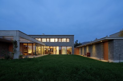 Residence D - courtyard at night