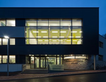 Bezirkshauptmannschaft Lilienfeld - entrance at night