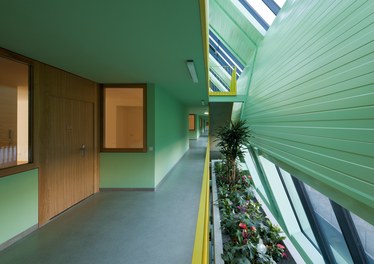 Housing Complex am Mühlgrund - atrium with entrance and planting