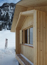 Valüna Lopp - Cabin for Cross-Country Skiers - detail of facade