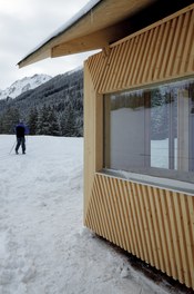 Valüna Lopp - Cabin for Cross-Country Skiers - detail of facade