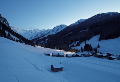 Valüna Lopp - Cabin for Cross-Country Skiers - night shot