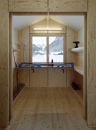 Valüna Lopp - Cabin for Cross-Country Skiers - internal space with preparation tools