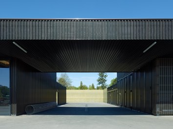 Agricultural Building Zentralfriedhof - view into courtyard