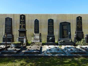 Agricultural Building Zentralfriedhof - graves in front of wall