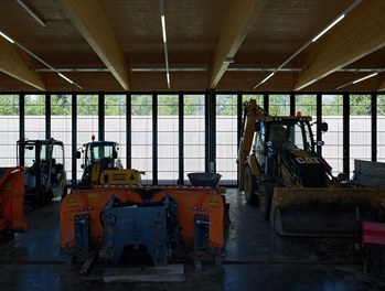 Agricultural Building Zentralfriedhof - view out of garage