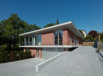 Residence L - general view with entrance