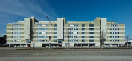 Housing Estate Wagramerstrasse - streetfacade