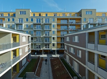 Housing Estate Wagramerstrasse - west facade