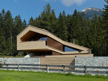 Residence S - general view with closed shutters