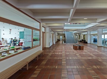 Mittelschule Ybbsitz - auditorium with view into workshop