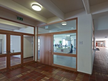 Mittelschule Ybbsitz - auditorium with view into kitchen