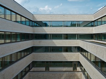 Landesklinikum Mödling - courtyard