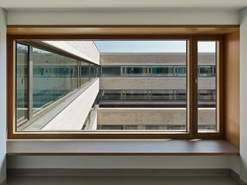 Landesklinikum Mödling - view into court yard