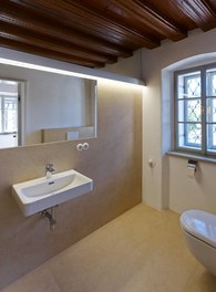 Schwarzes Haus - bathroom