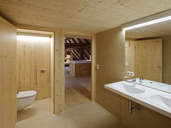 Schwarzes Haus - bathroom