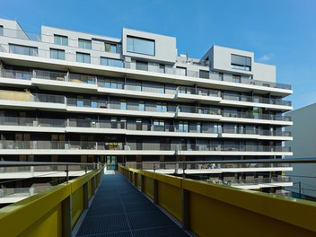 Housing Complex Sonnwendviertel - view from bridge