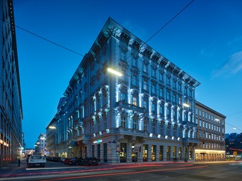 Motel One Staatsoper - general view at night