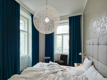 Motel One Staatsoper - room