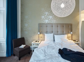 Motel One Staatsoper - room