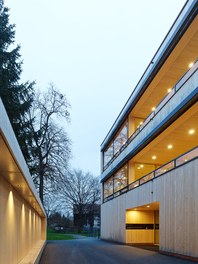 Kindergarten Hatlerdorf - entrance at night