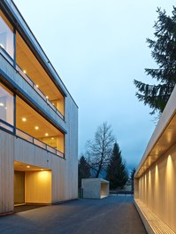 Kindergarten Hatlerdorf - entrance at night