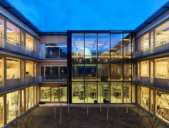 Omicron Campus - courtyard at night