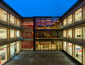 Omicron Campus - courtyard at night