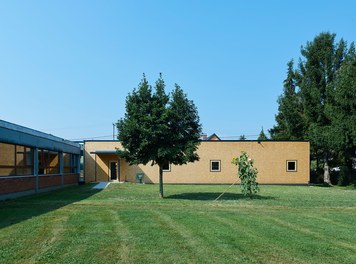 Volksschule Murfeld - view from courtyard