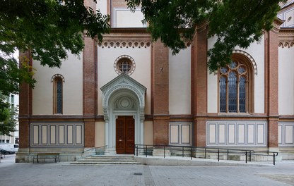 Church Altlerchenfeld | Conversion - side entrance