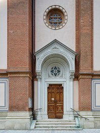 Church Altlerchenfeld | Conversion - side entrance