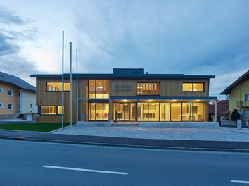 Community Center Nussdorf - main entrance at night