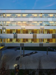 Wohnheim Olympisches Dorf - facade at night