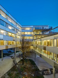 Wohnheim Olympisches Dorf - courtyard in the evening