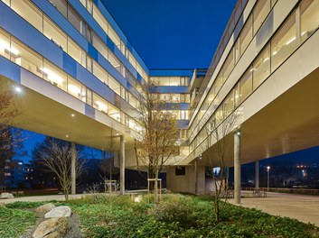 Wohnheim Olympisches Dorf - courtyard in the evening