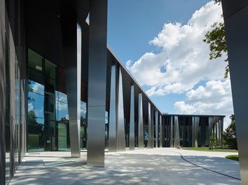 PALAIS DE LA MUSIQUE ET DES CONGRÈS - courtyard