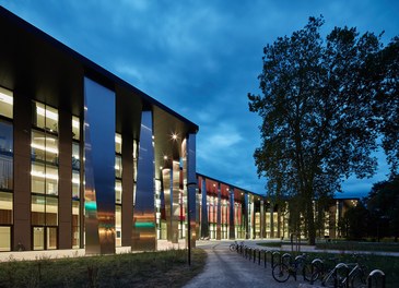 PALAIS DE LA MUSIQUE ET DES CONGRÈS - approach at night