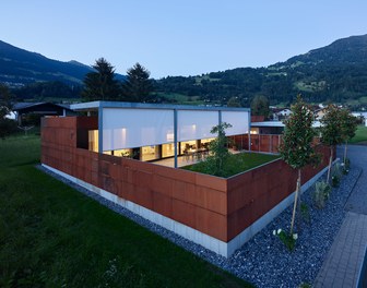 Haus W1 - general view at night