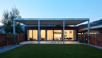 Haus W1 - courtyard at night