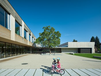 Volksschule Edlach - courtyard