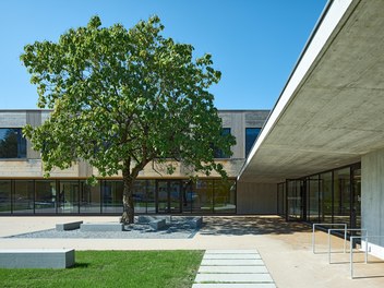 Volksschule Edlach - courtyard