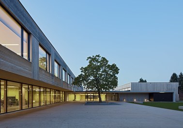 Volksschule Edlach - courtyard at night