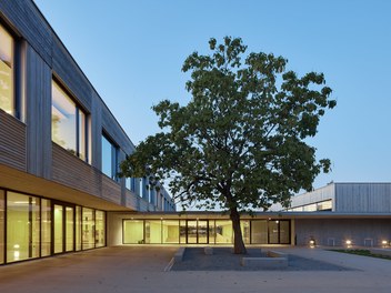 Volksschule Edlach - courtyard at night