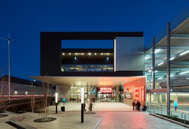 Shopping Centre Eli - entrance at night