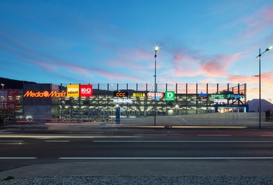 Shopping Centre Eli - streetview at night