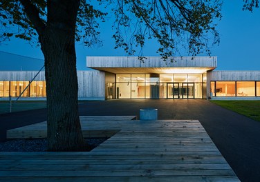Primary School Höchst - entrance at night