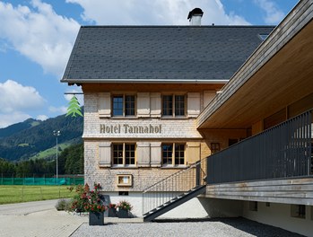 Tannahof - terrace and entrance