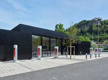 E-mobility Lounge - entrance with chargers